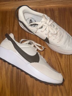 NWOTs Nike Womens Runner Sneakers in Cream
